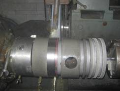 Rattrapage dimensionnel sur un piston en fonte avec un recouvrement en acier à 13% de chrome et rectification cylindrique.